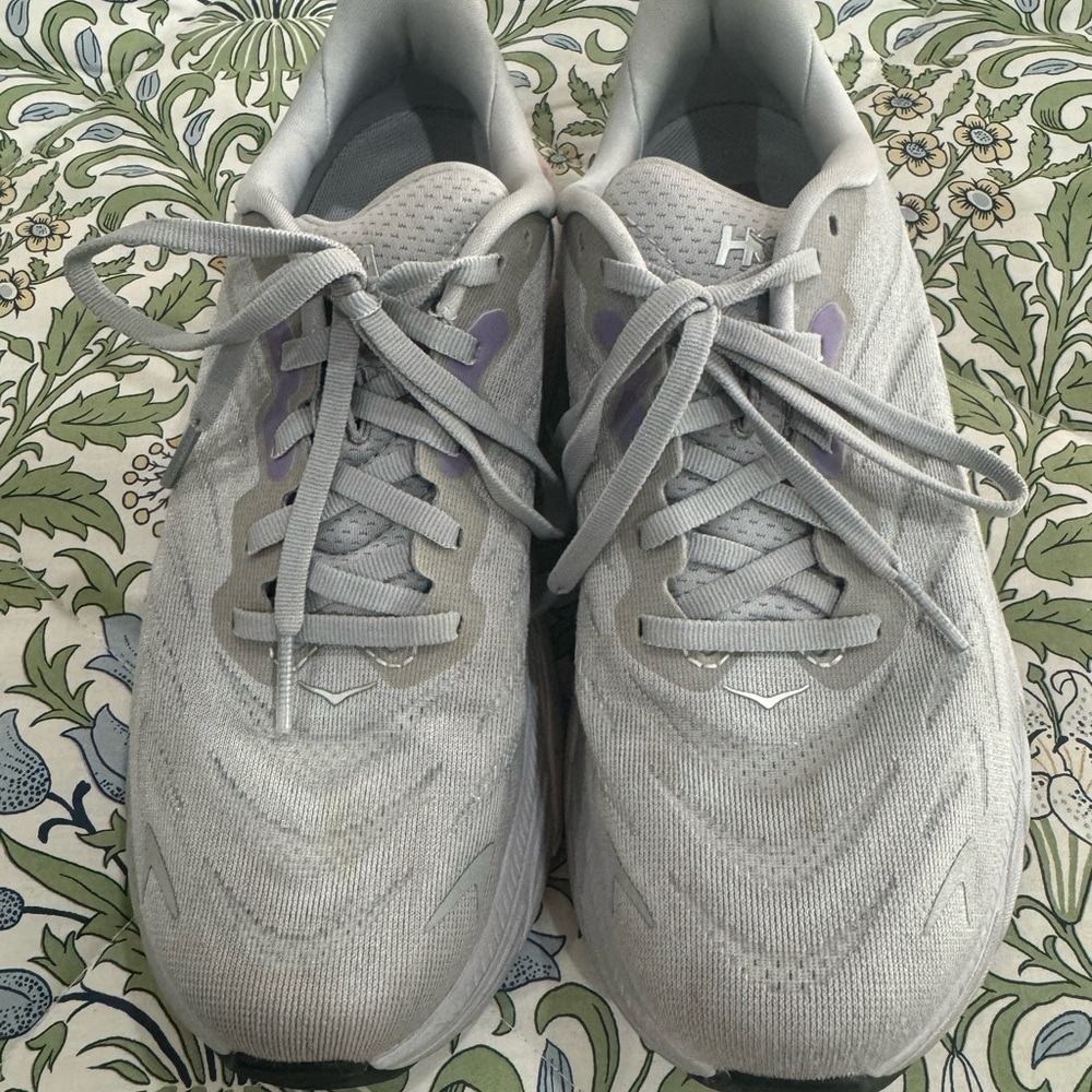 Women’s hooks running shoes.